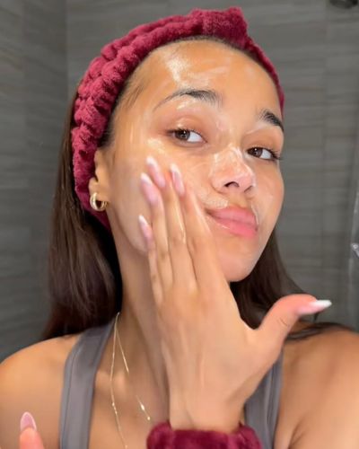 Foto de modelo mujer lavando su rostro con jabón neutro.