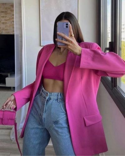 Outfits con hombreras: jeans de mezclilla, top y blazer rosa