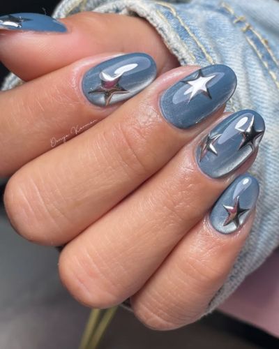 Una manicura en tendencia que aporta un toque celestial, femenino y sofisticado para cualquier ocasión.
