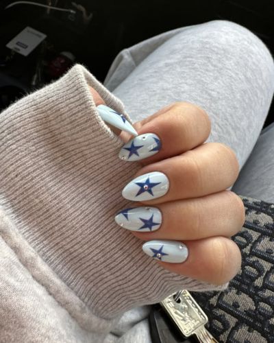Uñas azul cielo con estrellas azul marino