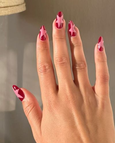 Uñas rojas con estrellas rosas