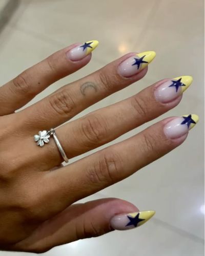 Fránces amarillo con estrellas azul marino