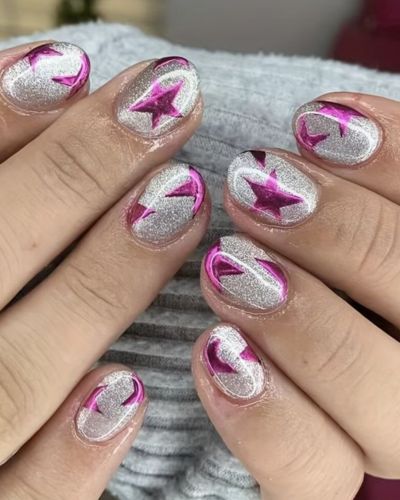 Uñas brillantes con estrellas chrome rosas
