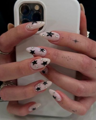 Milky nails con estrellas negras
