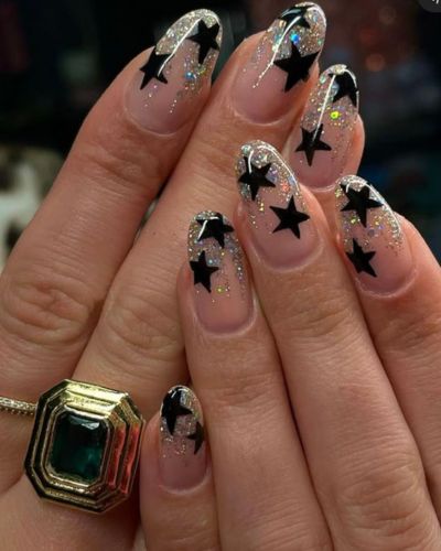 Una manicura en tendencia que aporta un toque celestial, femenino y sofisticado para cualquier ocasión.