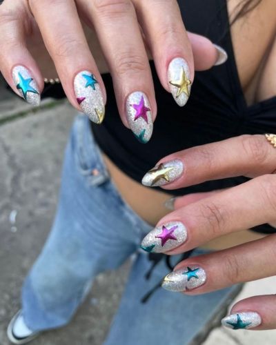 Diseño de uñas con estrellas en tonos elegantes y brillantes