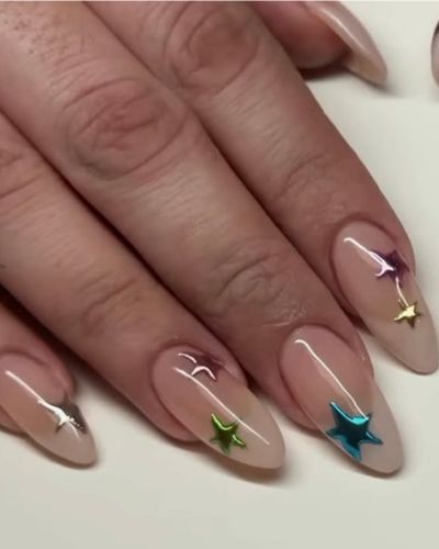 Diseño de uñas con estrellas en tonos elegantes y brillantes