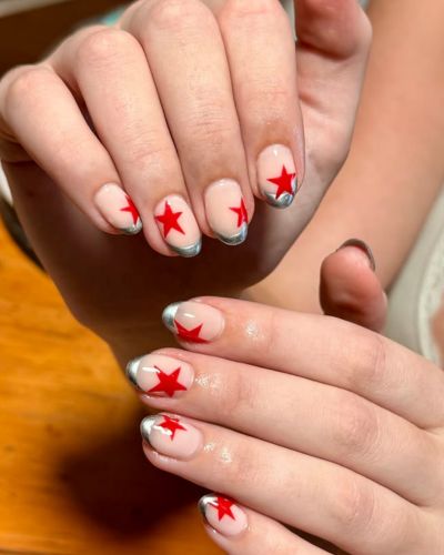 Una manicura en tendencia que aporta un toque celestial, femenino y sofisticado para cualquier ocasión.