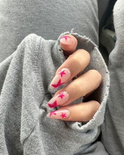 Uñas nude con estrellas rosas