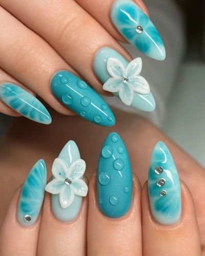 Uñas turquesa con detalles hawaianos