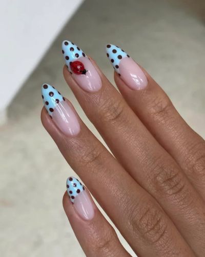 Uñas turquesa con polka dots