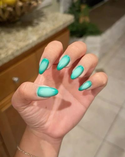 Uñas turquesa con efecto degradado