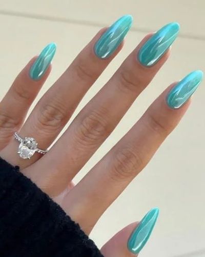 Uñas turquesa con efecto glaseado