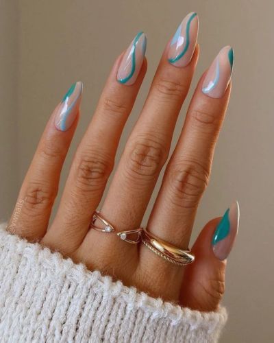 Uñas turquesa minimalistas