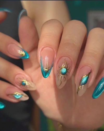 Uñas turquesa con detalles en dorado