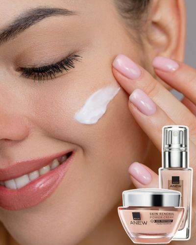 Mujer aplicando crema facial en la mejilla, acompañada de productos Anew Power Cream de Avon y sérum facial de Avon, enfocados en skincare, hidratación y renovación de la piel.