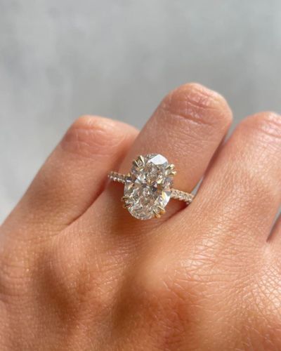 Mujer luciendo un anillo de compromiso en la mano izquierda, símbolo de amor y una tradición con un significado romántico que ha perdurado a lo largo del tiempo.
