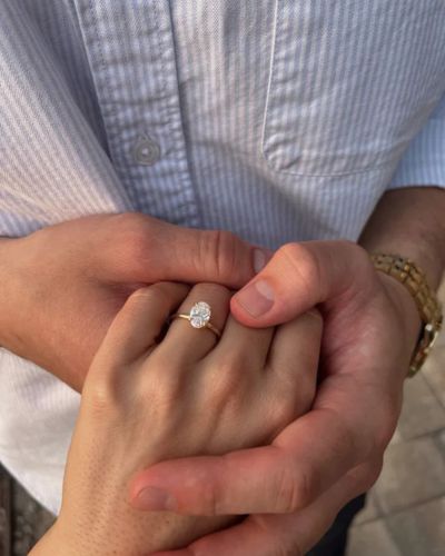 Mujer luciendo un anillo de compromiso en la mano izquierda, símbolo de amor y una tradición con un significado romántico que ha perdurado a lo largo del tiempo.