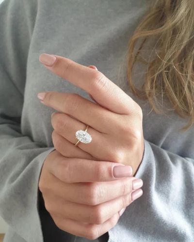 Mujer luciendo un anillo de compromiso en la mano izquierda, símbolo de amor y una tradición con un significado romántico que ha perdurado a lo largo del tiempo.