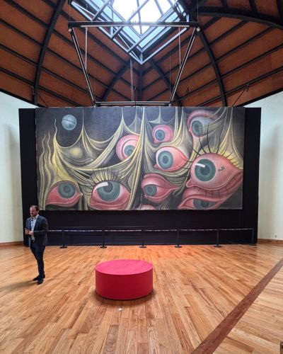 Obra de Salvador Dalí con múltiples ojos y formas surrealistas expuesta en una sala del Palacio de la Autonomía de la UNAM, en la Ciudad de México.