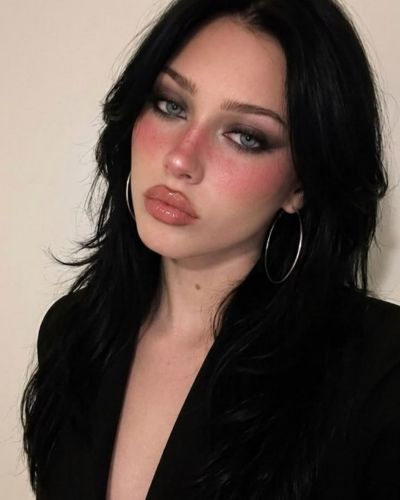 Mujer luciendo un smokey eye con un blazer color negro