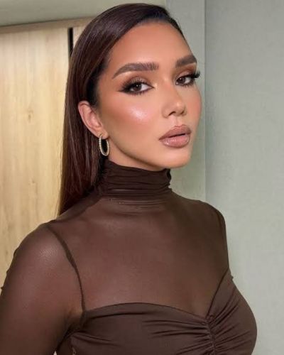 Mujer con maquillaje armonizado según el color de su outfit, mostrando una combinación equilibrada de sombras, rubor y labial para lograr un look elegante y favorecedor.