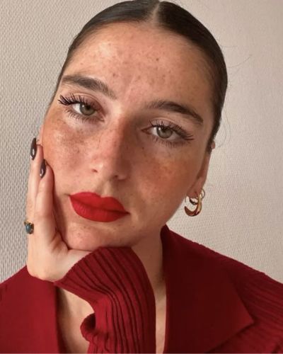 Mujer con maquillaje armonizado según el color de su outfit, mostrando una combinación equilibrada de sombras, rubor y labial para lograr un look elegante y favorecedor.