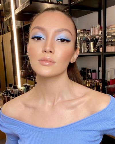 Mujer con maquillaje armonizado según el color de su outfit, mostrando una combinación equilibrada de sombras, rubor y labial para lograr un look elegante y favorecedor.