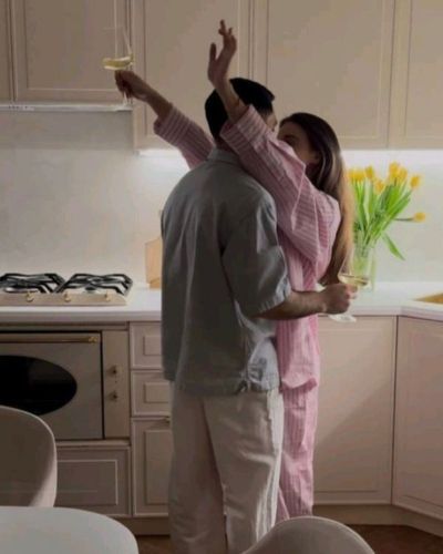 Novios conversando en su nuevo hogar mientras planea su mudanza, abordando temas importantes como finanzas, convivencia y acuerdos antes de vivir juntos.