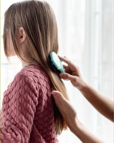 Mamá cuidando el cabello de su hija
