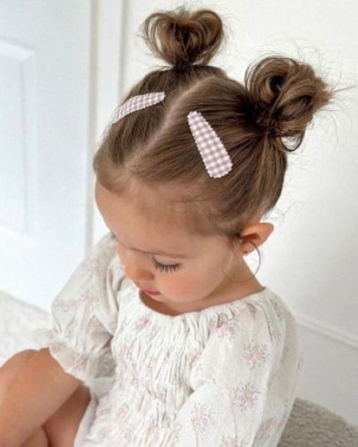Niña con un corte de cabello moderno y un peinado práctico para el regreso a clases 2026