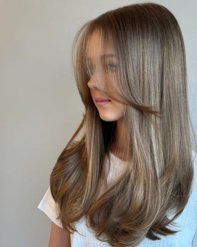 Niña con un corte de cabello moderno y un peinado práctico para el regreso a clases 2026
