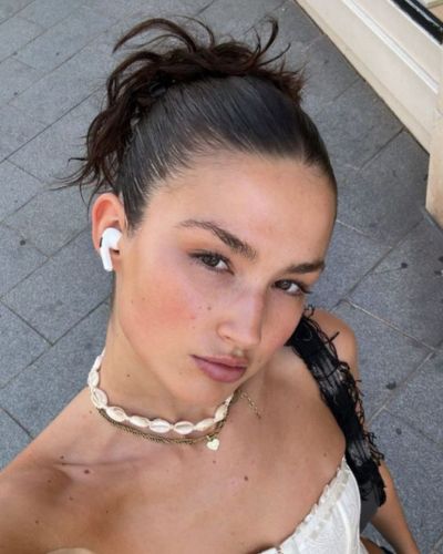 Mujer luciendo uno de los peinados en tendencia del verano 2026, con un recogido fresco y elegante ideal para los días de calor y perfecto para cualquier ocasión.