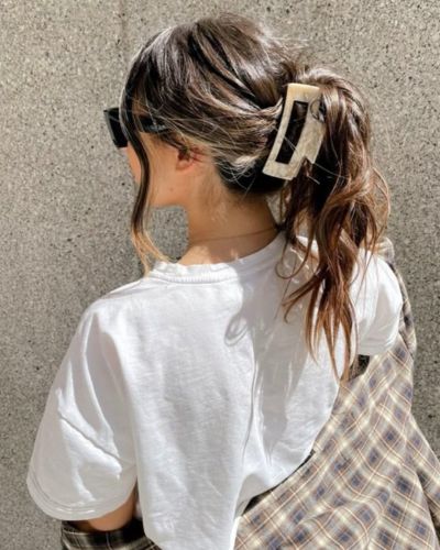Mujer luciendo uno de los peinados en tendencia del verano 2026, con un recogido fresco y elegante ideal para los días de calor y perfecto para cualquier ocasión.