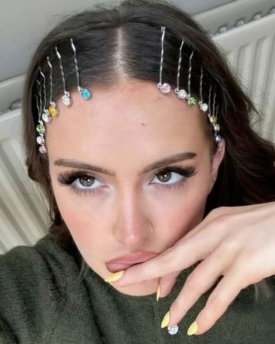 Mujer luciendo uno de los peinados en tendencia del verano 2026, con un recogido fresco y elegante ideal para los días de calor y perfecto para cualquier ocasión.