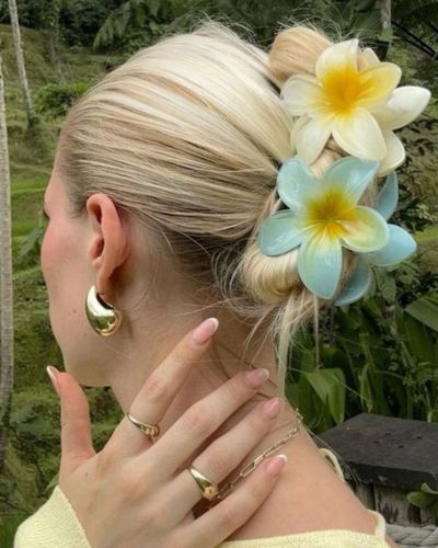 Mujer luciendo uno de los peinados en tendencia del verano 2026, con un recogido fresco y elegante ideal para los días de calor y perfecto para cualquier ocasión.