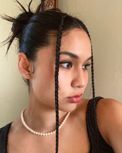 Slicked messy bun con trenzas