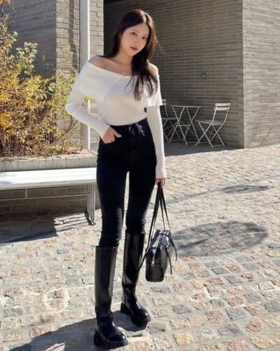 Mujer adulta luciendo pantalones ajustados con un look elegante y moderno, combinados con prendas que estilizan la figura y reflejan las tendencias de moda para mujeres maduras.