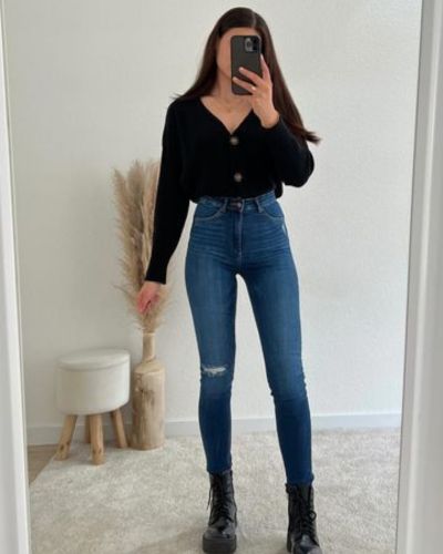 Mujer de 50 años luciendo skinny jeans con un look elegante y moderno, combinados con prendas que estilizan la figura y reflejan las tendencias de moda para mujeres maduras.