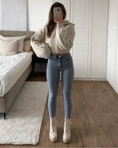 Mujer de 50 años luciendo skinny jeans con un look elegante y moderno, combinados con prendas que estilizan la figura y reflejan las tendencias de moda para mujeres maduras.