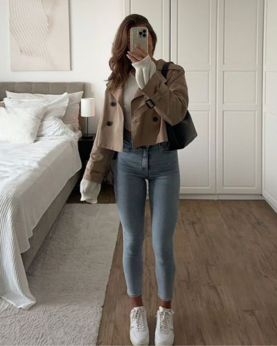Look de pantalones ajustados con tenis blancos 