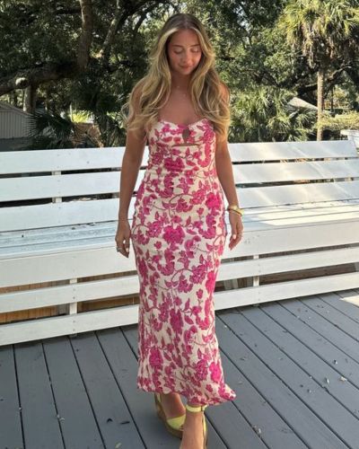 Mujer usando prendas con estampados en diferentes tamaños según su tipo de cuerpo, mostrando cómo elegir diseños que favorecen la silueta y equilibran la figura.