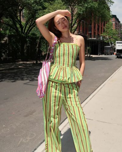 Mujer usando conjunto con rayas verticales