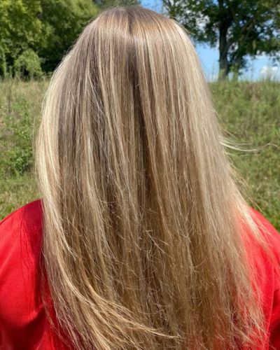 Mujer con frizz en su cabello para identificar el tipo de frizz y aplicar el cuidado capilar adecuado según las necesidades de su melena.