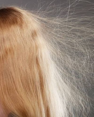 Mujer con frizz en su cabello para identificar el tipo de frizz y aplicar el cuidado capilar adecuado según las necesidades de su melena.