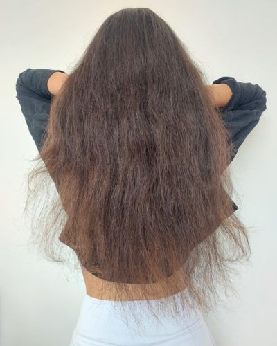 Mujer con frizz en su cabello para identificar el tipo de frizz y aplicar el cuidado capilar adecuado según las necesidades de su melena.
