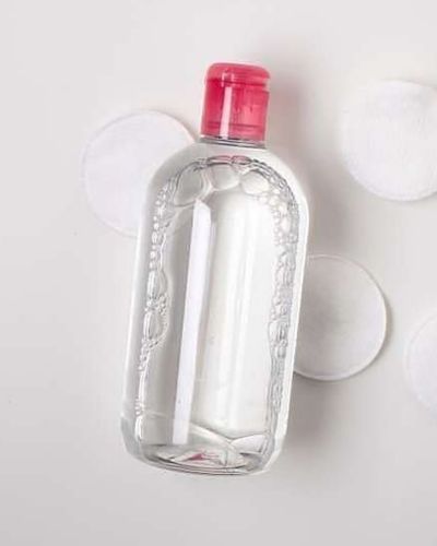 Botella de agua micelar, mostrando algunos de los usos del agua micelar más allá de desmaquillar y sus beneficios para la piel y la rutina de belleza.