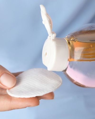 Botella de agua micelar, mostrando algunos de los usos del agua micelar más allá de desmaquillar y sus beneficios para la piel y la rutina de belleza.