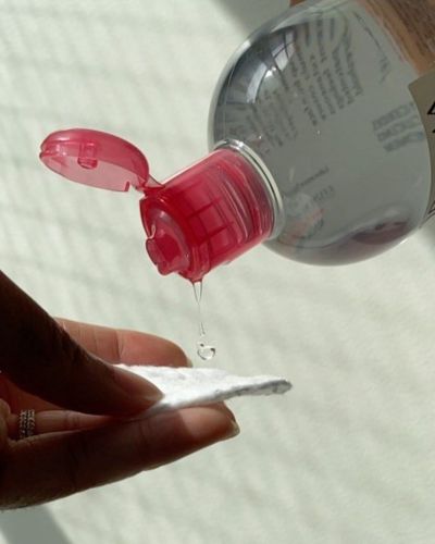 Botella de agua micelar, mostrando algunos de los usos del agua micelar más allá de desmaquillar y sus beneficios para la piel y la rutina de belleza.