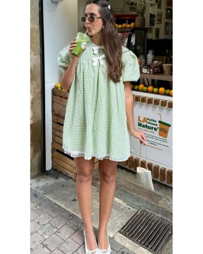 Mujer luciendo un vestido baby doll combinado con accesorios elegantes para crear un look moderno y sofisticado sin que parezca ropa para dormir.